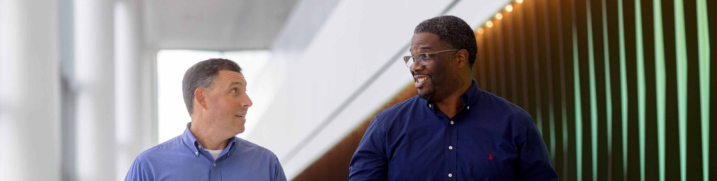 Dos personas caminando por un pasillo