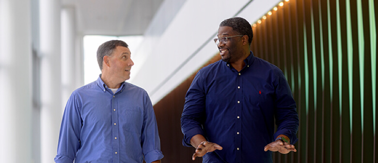 Dos personas caminando por un pasillo