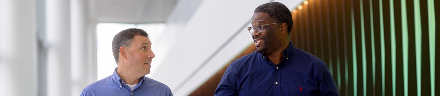 Dos personas caminando por un pasillo