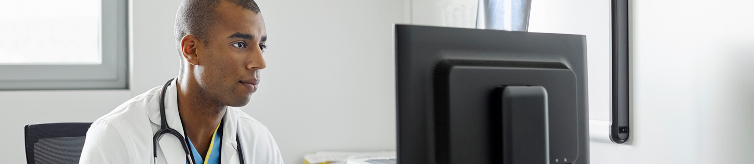 Profesional sanitario observando algo con atención